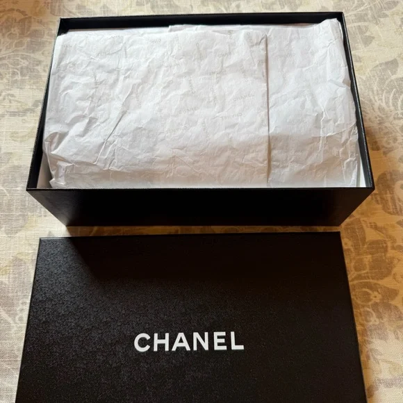 ๐ฏ Authentic CHANEL -- Brand New In Box -- Blue & Black Suede Loafers - Picture 4 of 11